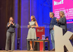 “Aggiungi un posto a tavola” apre la stagione del Teatro Lyrick di Assisi con Giovanni Scifoni e Lorella Cuccarini