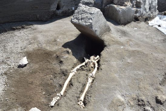 pompei nuovi scavi scheletro schiacciato