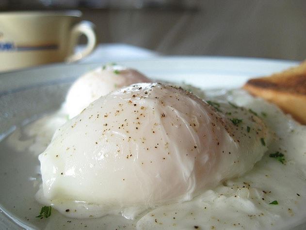 Uovo in camicia su crema di cannellini, prosciutto di Norcia IGP croccante  e tartufo