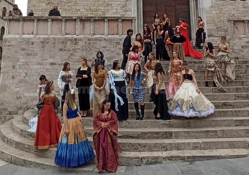 Quadri viventi: sfilata di abiti ispirati alla moda del 1500 - Umbria e  Cultura